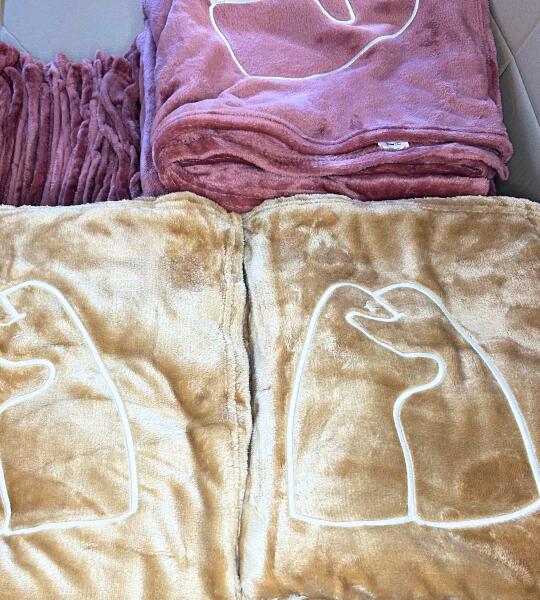 Set van 10 gepersonaliseerde fleece plaids – met naam, tekst of logo